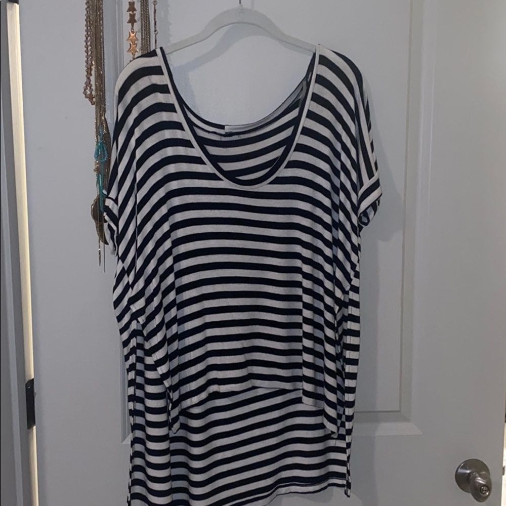 Black white tee